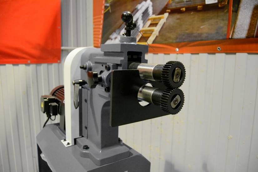 Для создания зигов прямоугольной и овальной формы, а также Г-образного профиля, рифления и других работ с которыми может столкнуться жестянщик рекомендуем использовать электромеханическую зиговочную машину MetalMaster ETZ 12. Данное оборудование позволяет выполнить представленные выше операции с листовым металлом толщиной не более 4 мм. Электрический привод станка позволяет выполнять необходимые производственные операции быстро и качественно. В конструкции рассматриваемой установки имеется два отсека, куда оператор может сложить рабочую оснастку и другие вещи. Станок подходит для всевозможных мастерских, перед которыми стоят задачи изготовить элементы водосточных и вентиляционных систем, крыш и других аналогичных изделий. Для создания зигов прямоугольной и овальной формы, а также Г-образного профиля, рифления и других работ с которыми может столкнуться жестянщик рекомендуем использовать электромеханическую зиговочную машину MetalMaster ETZ 12. Данное оборудование позволяет выполнить представленные выше операции с листовым металлом толщиной не более 4 мм. Электрический привод станка позволяет выполнять необходимые производственные операции быстро и качественно. В конструкции рассматриваемой установки имеется два отсека, куда оператор может сложить рабочую оснастку и другие вещи. Станок подходит для всевозможных мастерских, перед которыми стоят задачи изготовить элементы водосточных и вентиляционных систем, крыш и других аналогичных изделий.