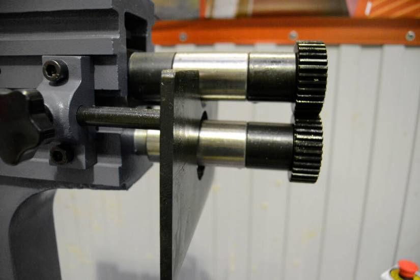 Основные преимущества зигмашины ETZ 12 заключаются в следующем: Каркас оборудования сделан из стали высокого качества, что является надёжной защитой от коррозионного и вибрационного воздействия; Широкий спектр технологических операций выполняемых за одним станком; Комплектация агрегата ETZ 12 включает в себя основные и дополнительные насадки; В станке используются подшипники отличного качества, которые предотвращают преждевременный износ; Переносной ножной выключатель освобождает руки оператора, позволяет осуществлять регулировку скорости и направления движения роликов; Удобное выполнение требуемых операций на нужной глубине. Упорная пластина может быть легко выставлена для решения нужной задачи. Основные преимущества зигмашины ETZ 12 заключаются в следующем: Каркас оборудования сделан из стали высокого качества, что является надёжной защитой от коррозионного и вибрационного воздействия; Широкий спектр технологических операций выполняемых за одним станком; Комплектация агрегата ETZ 12 включает в себя основные и дополнительные насадки; В станке используются подшипники отличного качества, которые предотвращают преждевременный износ; Переносной ножной выключатель освобождает руки оператора, позволяет осуществлять регулировку скорости и направления движения роликов; Удобное выполнение требуемых операций на нужной глубине. Упорная пластина может быть легко выставлена для решения нужной задачи.